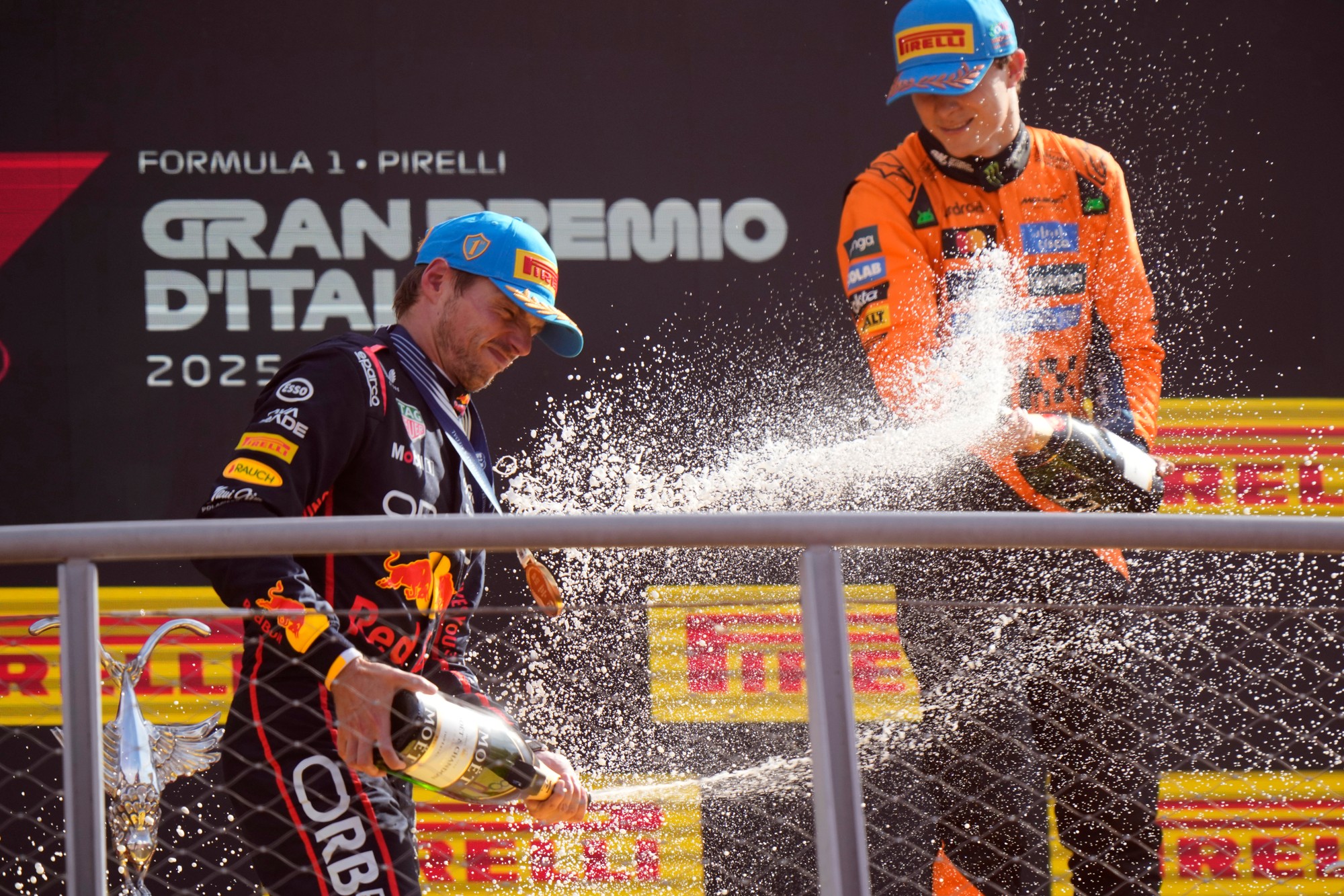 Veľká cena Talianska 2025: Max Verstappen z Holandska (vľavo) oslavuje s jazdcom McLarenu Oscarom Piastrim.
