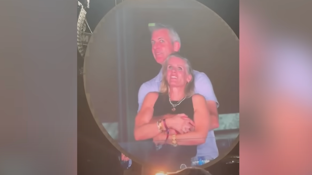 Video dvojice z koncertu Coldplay obletelo svet.