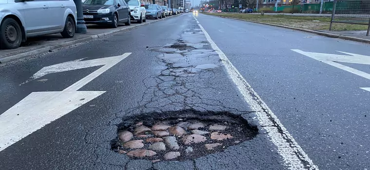 Jak radzić sobie z dziurami w drogach? Odszkodowania, technika jazdy