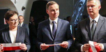 Duda i Kopacz złamali prawo! Zszargali barwy narodowe