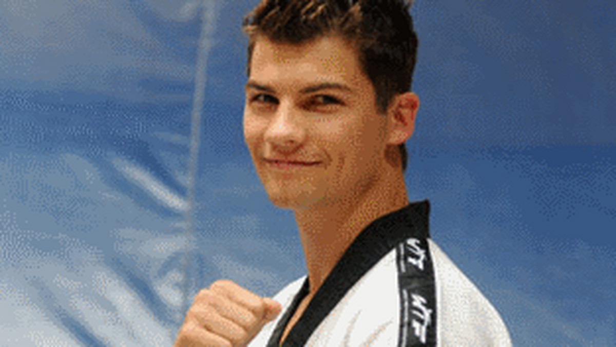 Michał Łoniewski przegrał swoją pierwszą walkę w turnieju olimpijskim taekwondo w kategorii do 68 kilogramów 5:12 z reprezentantem Afganistanu Romullahem Nikpahem. Polak czekać musi na kolejne występy swojego pogromcy, jeśli będzie miał szczęście, wystartuje w repasażu.