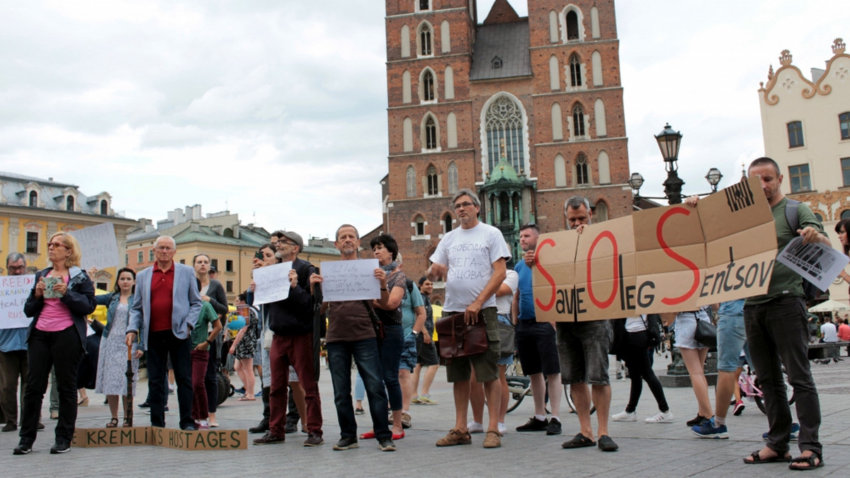 13 липня у Кракові Львівською журналісткою Оксаною Грубою було організовано акцію на підтримку українських політ-в’язнів, що незаконно утримуються Російською Федерацію. Стаття публікується з любязного дозволу Генерального консульства України в Кракові.