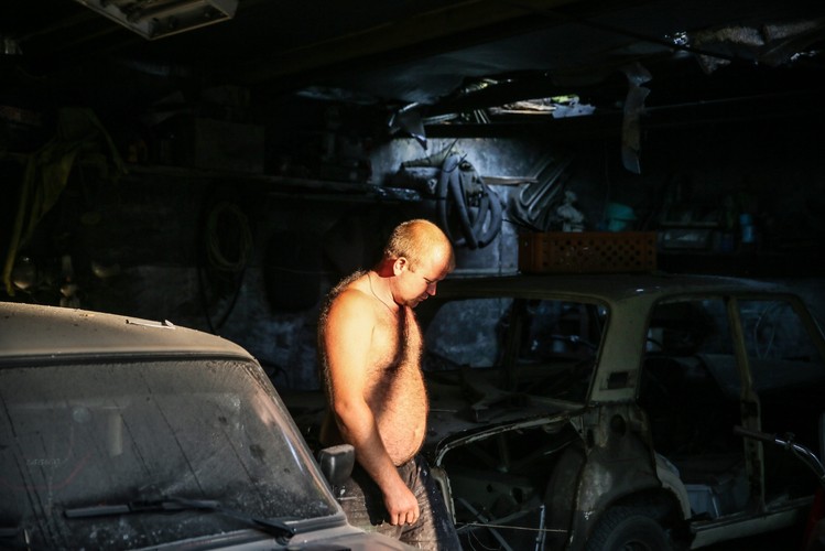 Donieck. Mężczyzna w swoim spalonym garażu
