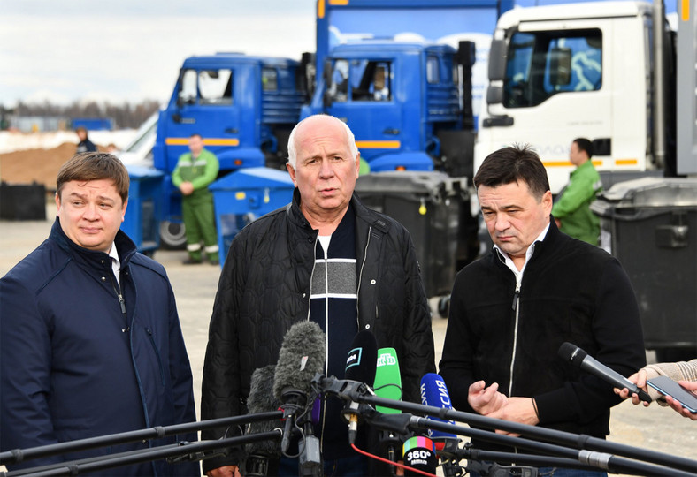 Od lewej: Dyrektor generalny RT-Invest Andriej Szipelow, dyrektor generalny Rostec State Corporation Sergiej Czemezow i gubernator obwodu moskiewskiego Andriej Worobiow otwierają zakład przetwarzania odpadów we wsi Miaczkowo w 2019 r.