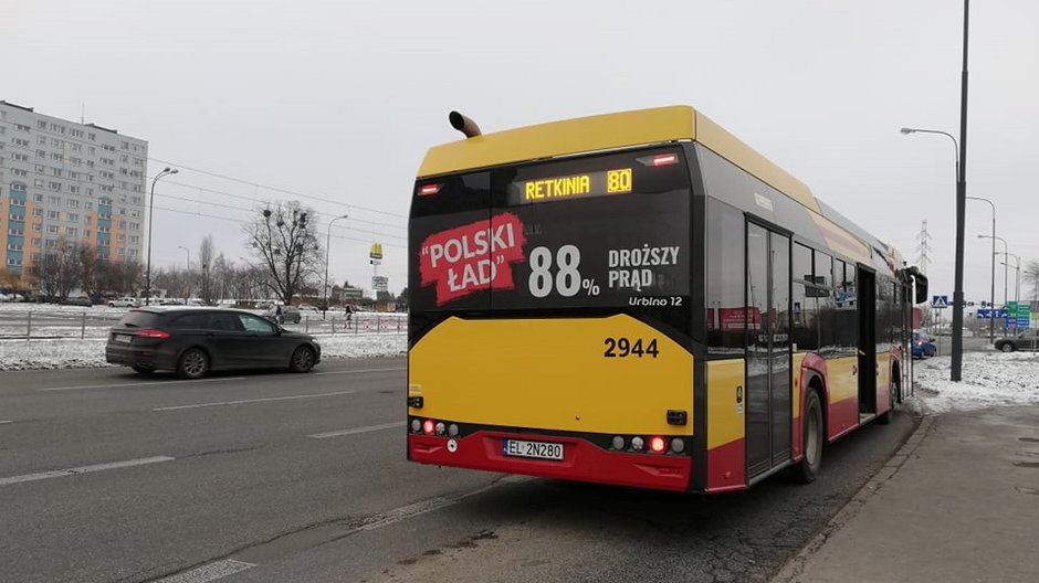 Antyreklama Polskiego Ładu na autobusie w Łodzi