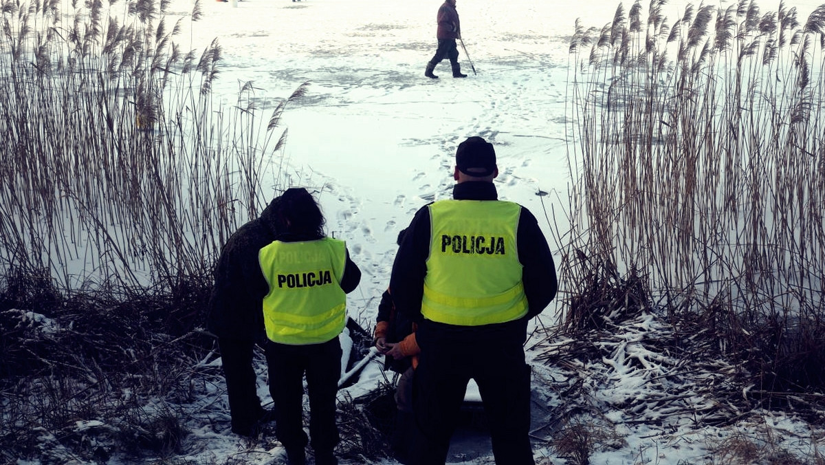 Strzeleccy policjanci apelują, by unikać przebywania na zamarzniętych zbiornikach wodnych. Kontrolują też rejony akwenów, zwracając uwagę napotkanym osobom na zasady bezpieczeństwa podczas wchodzenia na lód.