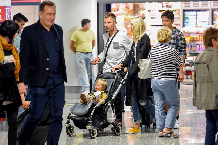 Adam Sztaba z rodziną na lotnisku