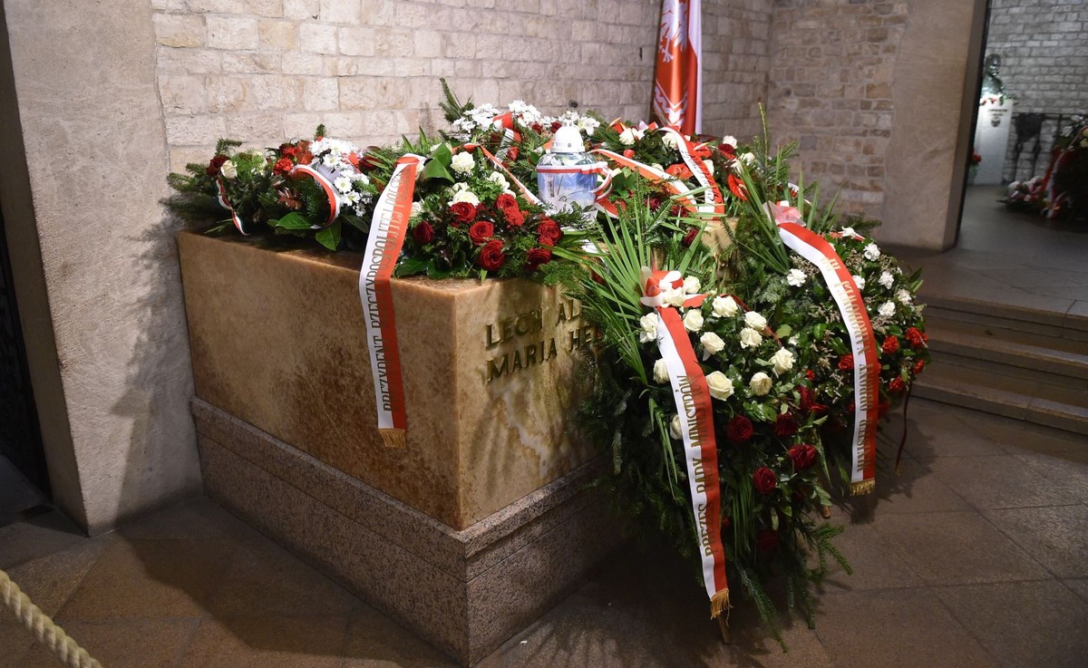 Sarkofag Lecha i Marii Kaczyńskich w krypcie pod Wieżą Srebrnych Dzwonów na Wawelu 