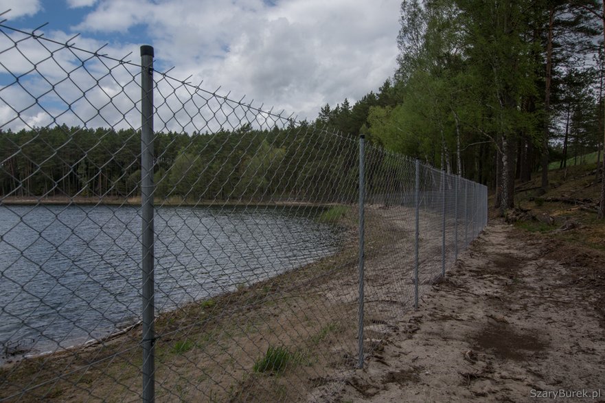 Ogrodził jezioro metalową siatką