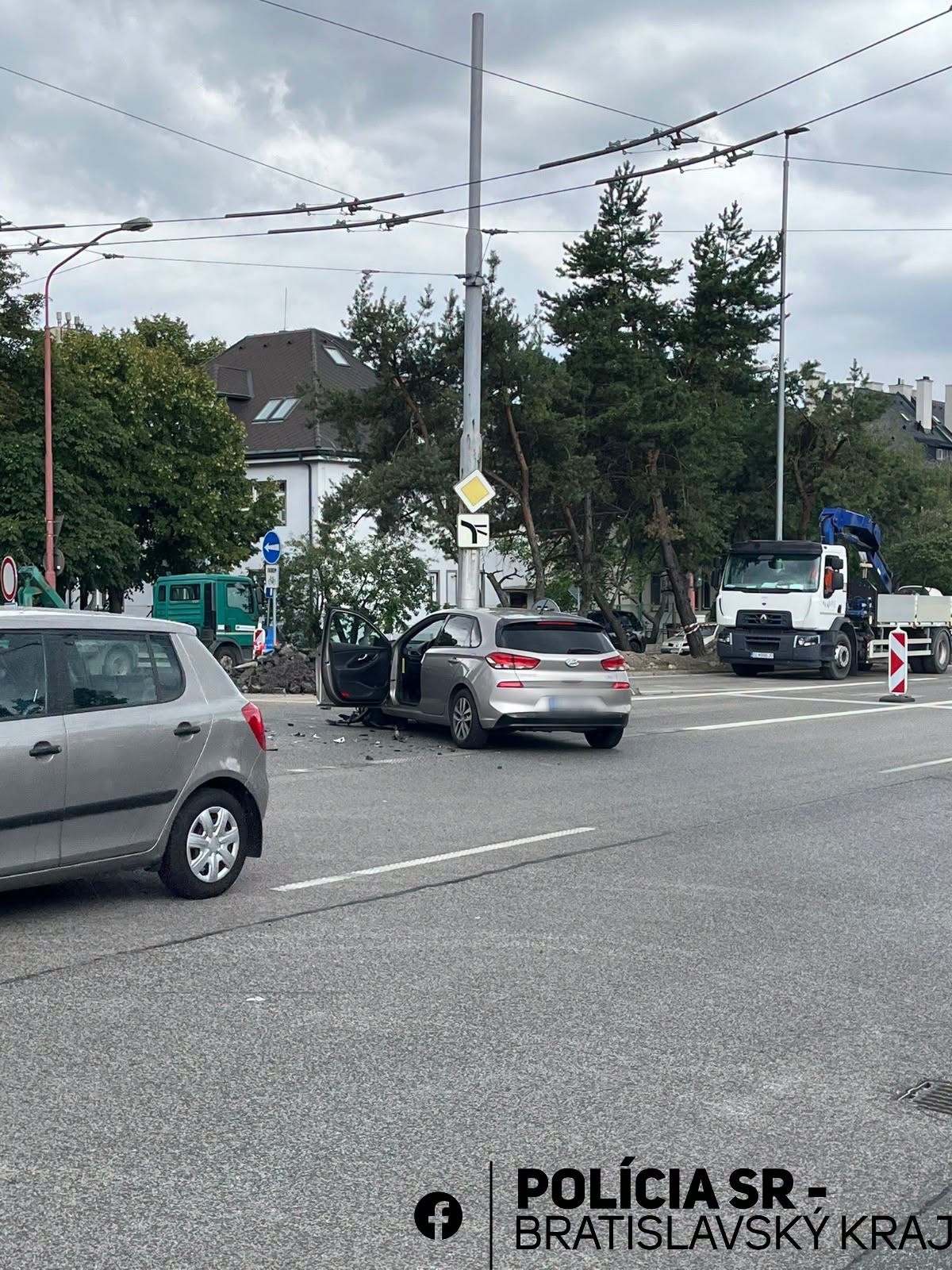 Na Brnianskej došlo k dopravnej nehode s účasťou policajného auta. 