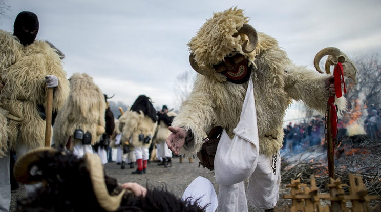 A busó hagyományok része, hogy lányokkal bohóckodnak / Fotó: MTI