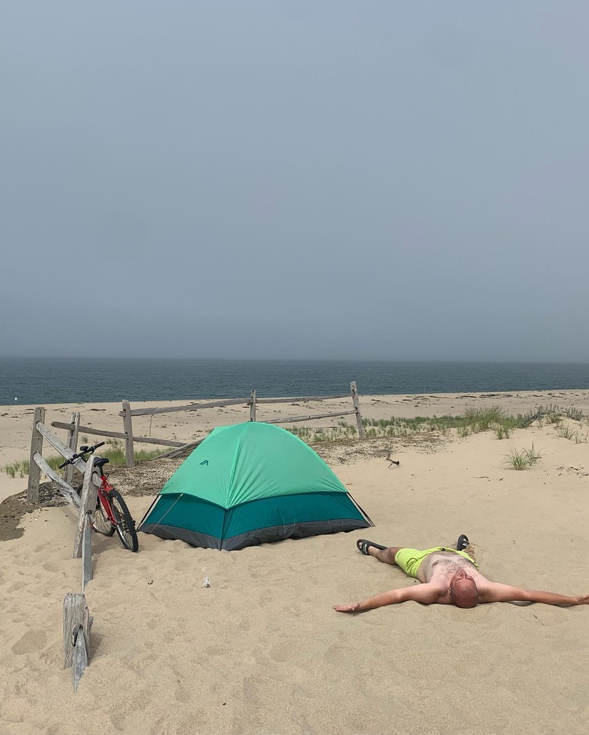 U nacionalnom parku SAD Kejp Kod snalažljivi Valjevac je kampovao pod šatorom i plivao sa fokama, što je inače strogo zabranjeno