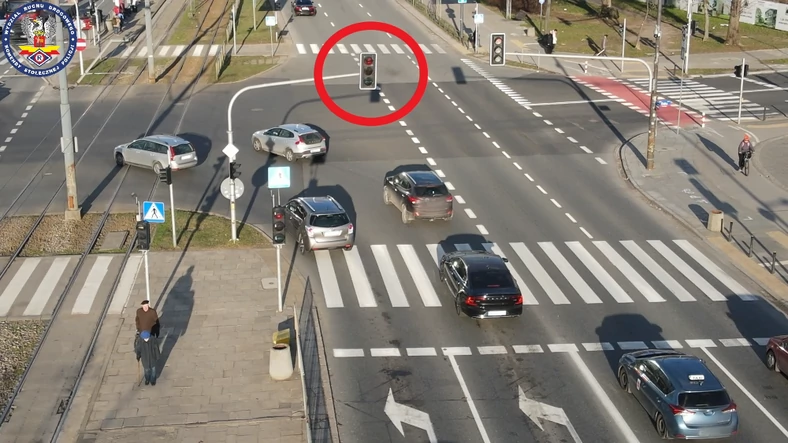 Dron nagrał kierowców w Warszawie, przejeżdżających na czerwonym świetle