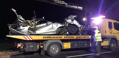 Tragiczny wypadek pod Krotoszynem. Bmw rozerwało na pół, kierowca wyleciał z fotelem