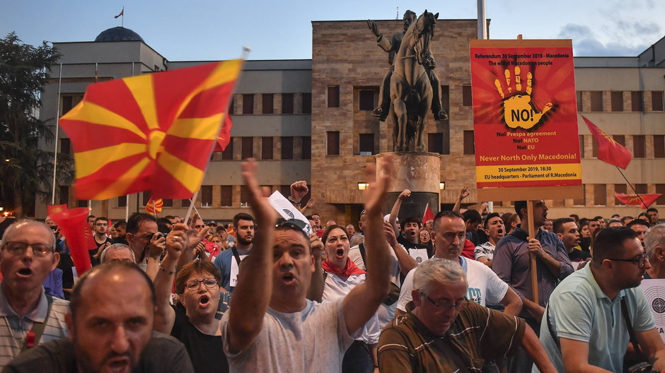 Protest przeciw tzw. kompromisowi Macrona w stolicy Macedonii Północnej Skopje