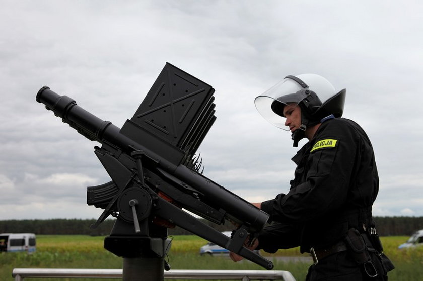 Ćwiczenia policjantów na lotnisku