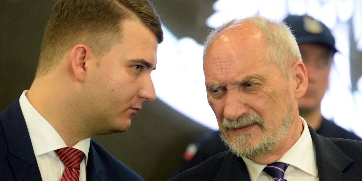 Antoni Macierewicz z Bartłomiejem Misiewiczem