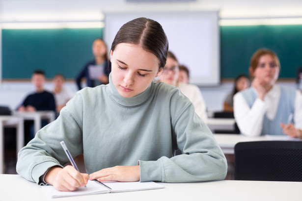 Tegoroczni maturzyści zdają obowiązkowo trzy egzaminy pisemne na poziomie podstawowym