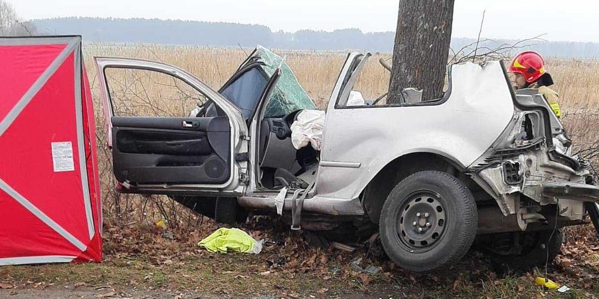 Siła uderzenia volkswagena o drzewo była ogromna 