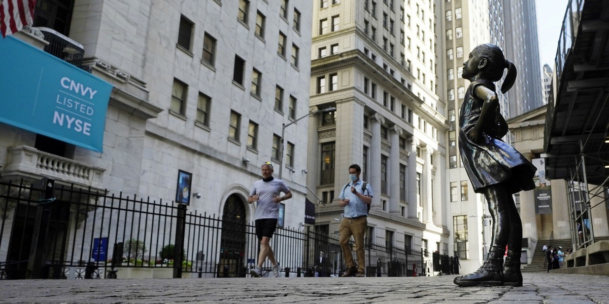 Posąg "Nieustraszonej Dziewczynki" przed budynkiem giełdy przy Wall Street w Nowym Jorku