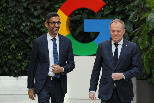 Warszawa, 13.02.2025. Premier RP Donald Tusk (P) oraz dyrektor generalny Alphabet i Google Sundar Pichai (L) po spotkaniu w Google for Startups w Warszawie, 13 bm. (sko) PAP/Paweł Supernak