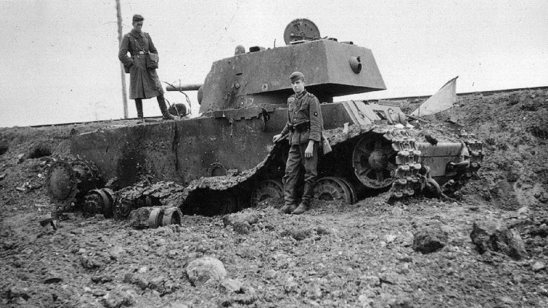 Niemieccy żołnierze ze zniszczonym radzieckim czołgiem KW-1