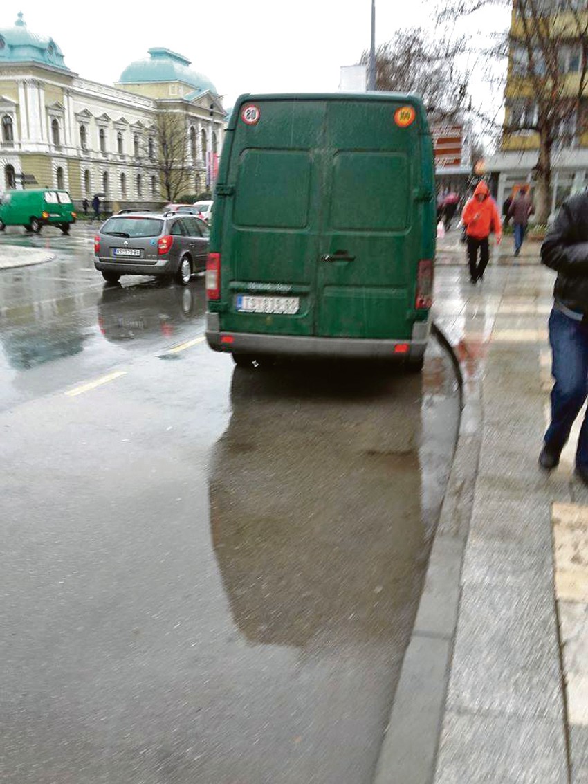 Kombi kod pumpe vozi svaki dan do Velike Drenove i niko ga ne dira