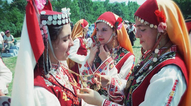 Bolgár lányok népviseletben