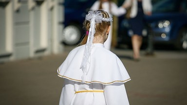 Wojny eksmałżonków. "Córka się cieszy, że będą dwie komunie"