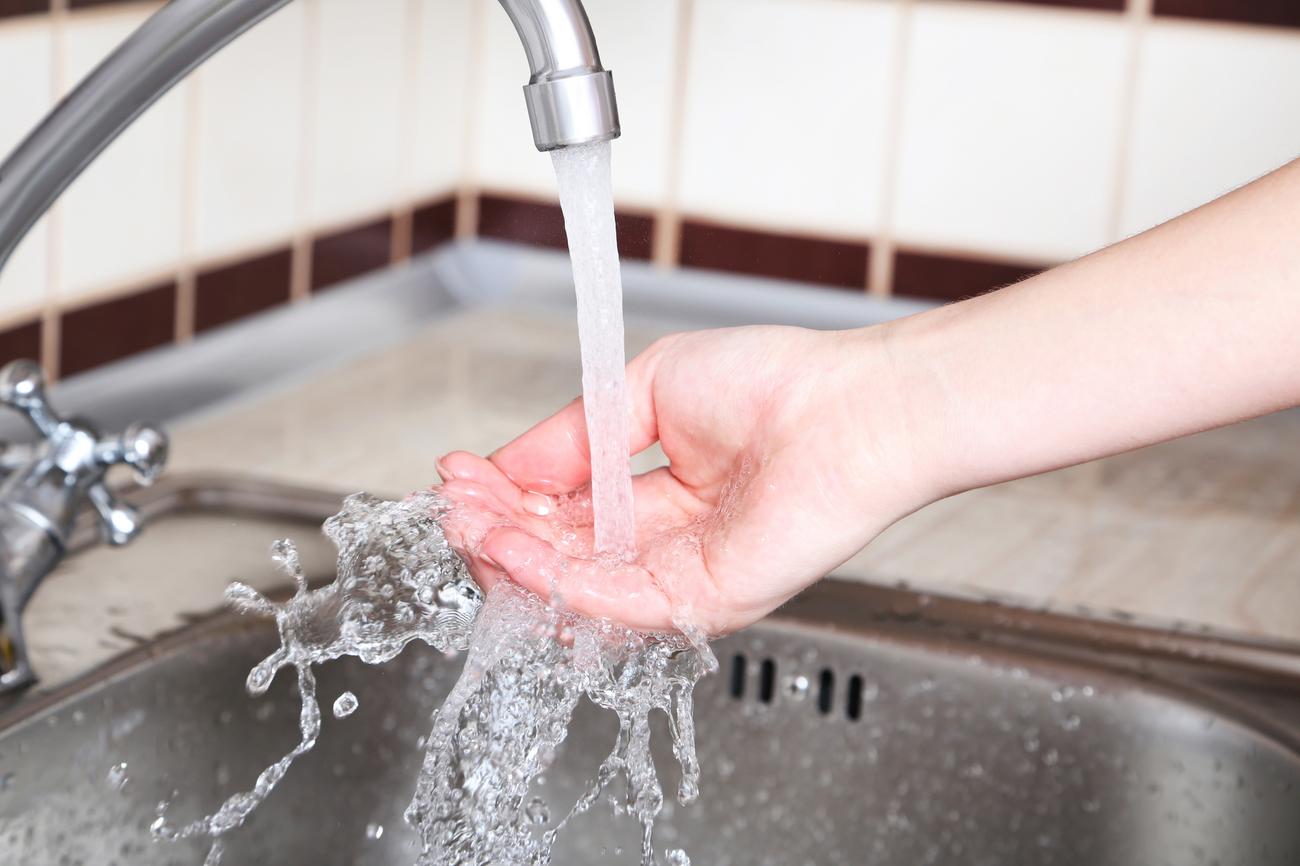 Water faucet. Под струей воды. Мытье рук под проточной водой. Под проточной водой. Ополаскивание под проточной водой.