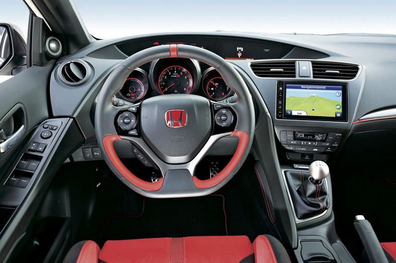 Honda Civic Type R kontra Ford Focus RS - który hot-hatch jest lepszy na torze?