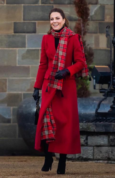 Czerwony płaszcz Kate w połączeniu z tym szalem zimowy hit. Mamy podobne -  Plejada.pl