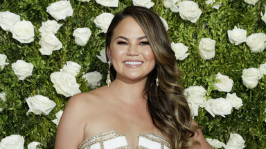 Seksowna Chrissy Teigen w prześwitach na rozdaniu nagród. Kto jeszcze zaskoczył stylizacją?