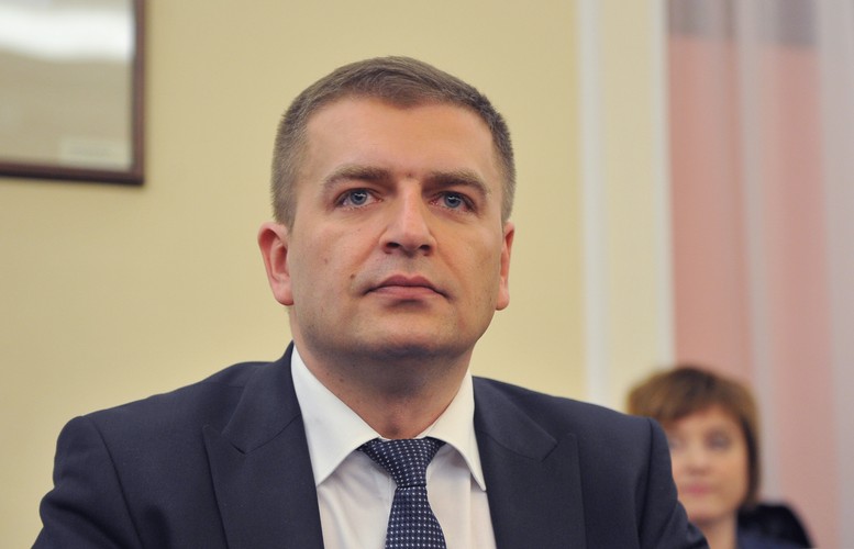 <b>Minister zdrowia Bartosz Arłukowicz</b>
<br>
<br>
Minister zdrowia ma dyplom medyczny. Uzyskał specjalizację II stopnia z pediatrii, a pracował miedzy innymi w Klinice Pediatrii, Hematologii i Onkologii Dziecięcej Pomorskiego Uniwersytetu Medycznego (także jako wykładowca) i w Wojewódzkiej Stacji Pogotowia Ratunkowego. Od 1999 prowadził także prywatną praktykę.
<br>
<br>
W 2001 roku wziął udział w programie telewizyjnym 'Agent' i postanowił wykorzystać swoją popularność, by zaistnieć w polityce. Od 2007 roku jest posłem, a w 2011 roku wszedł do rządu Donalda Tuska.