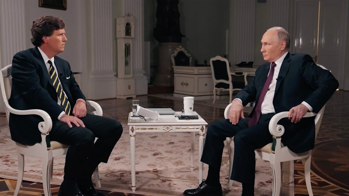 Putyin alig tudta visszafogni remegő lábát a Tucker Carlsonnak adott interjúja alatt, és ez még nem minden – videó