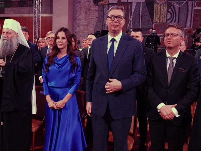 Tamara Vučić u kobalt plavoj haljini na dodeli Sretenjskih odlikovanja