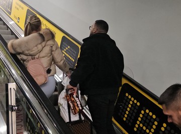 Pevačica (38) bila primorana da peva dok su BIZNISMENI BILI INTIMNI u istoj prostoriji: "ČUČALI SMO ISPOD STOLA, oni su samo nastavili"