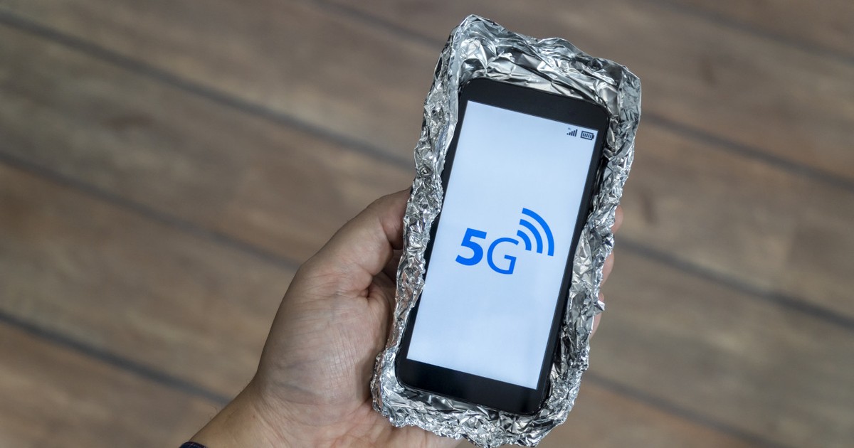 Ez történik, ha a telefonját alumíniumfóliába csomagolja