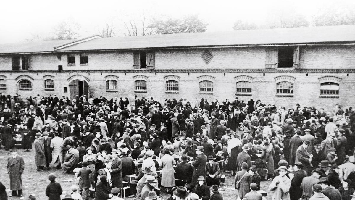 Kilka tysięcy Żydów wypędzonych z Niemiec zatrzymało się w przygranicznym, liczącym 5 tysięcy mieszkańców Zbąszyniu. Bogatsi przyjeżdżali pociągami, biedniejsi przekraczali granicę pieszo, 3 listopada 1938 r.