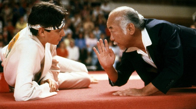 Mr. Miyagi (Pat Morita, a képen jobbra) az 1984-es Karate kölyökben, a színészt teljesítményéért Oscarra is jelölték / Fotó: Netflix