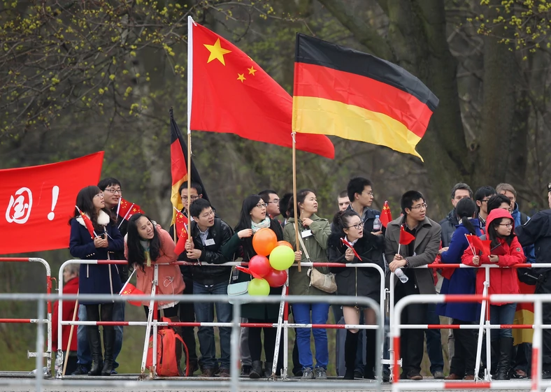 Zwolennicy chińskiego prezydenta Xi Jinpinga czekający na jego przyjazd do Berlina, 28 marca 2014 r.