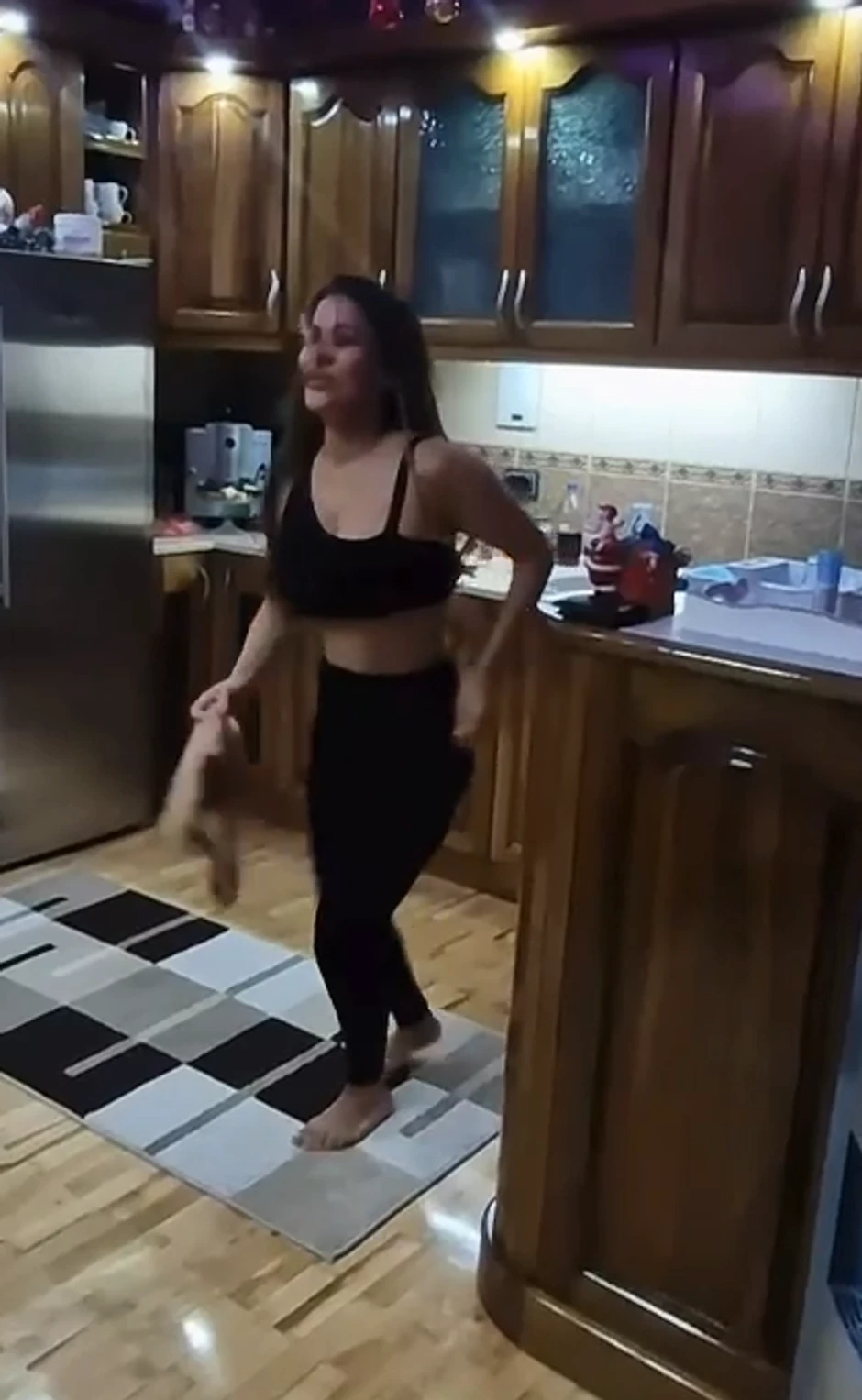 Mina Kostić izvodi striptiz za Kaspera 