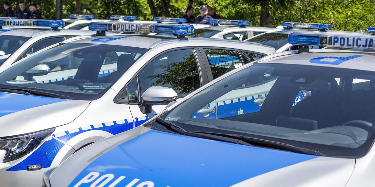 Policjanci wstawiają mandaty za mycie auta, a sami to robią. Rzecznik odpowiada