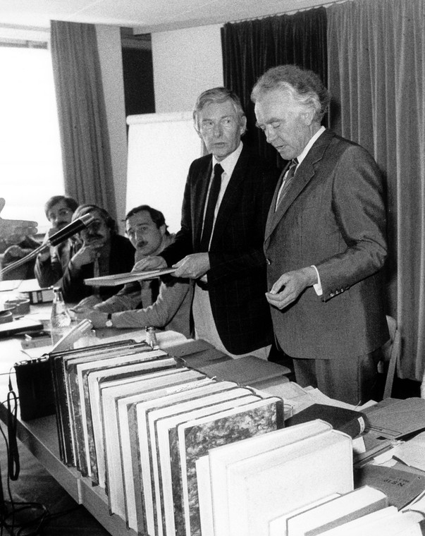 Przewodniczący Archiwum Federalnego, profesor Hans Boom (z prawej) i Louis Ferdinand Werner (po lewej) z BKA z kopiami rzekomych pamiętników Hitlera na konferencji prasowej.