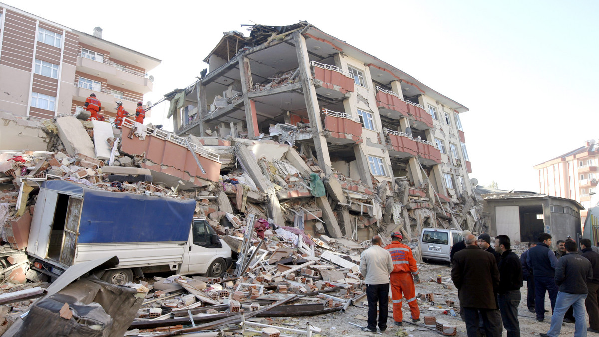 Do 582 wzrosła liczba ofiar śmiertelnych trzęsienia ziemi, które nawiedziło w niedzielę wschodnią Turcję - poinformowały władze. Spod ruin wydobyło łącznie 188 żywych osób.