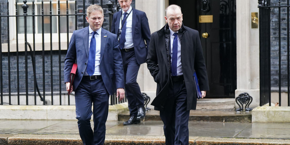 Minister ds. Irlandii Północnej Chris Heaton-Harris (po prawej), 28 marca 2023 r. 