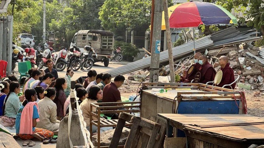 Preživeli Survivors are living off dwindling supplies of food and water | Foto: BBC Burmese