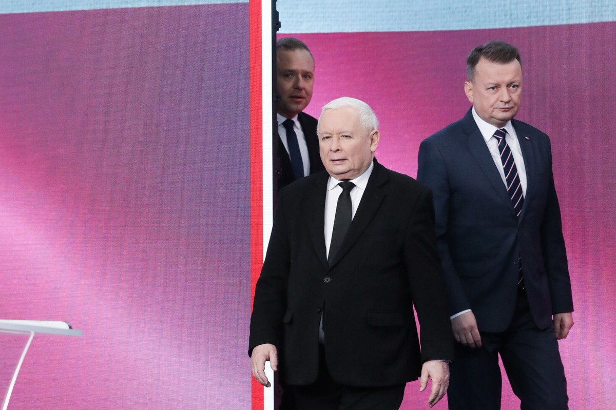 Warszawa, 12.03.2024. Prezes PiS Jarosław Kaczyński i przewodniczący KP PiS Mariusz Błaszczak przed konferencją prasową w siedzibie partii na ulicy Nowogrodzkiej w Warszawie