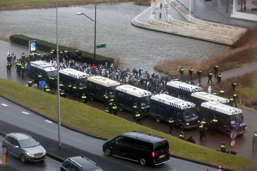 Ajax – Legia. Kibice pod eskortą, policja w gotowości