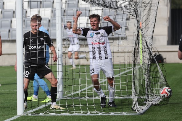 Piłkarz Sandecji Nowy Sącz Piotr Kowalik (P) cieszy się po zdobyciu wyrównującej bramki na 2:2 w meczu 1. rundy Pucharu Polski z Cracovią